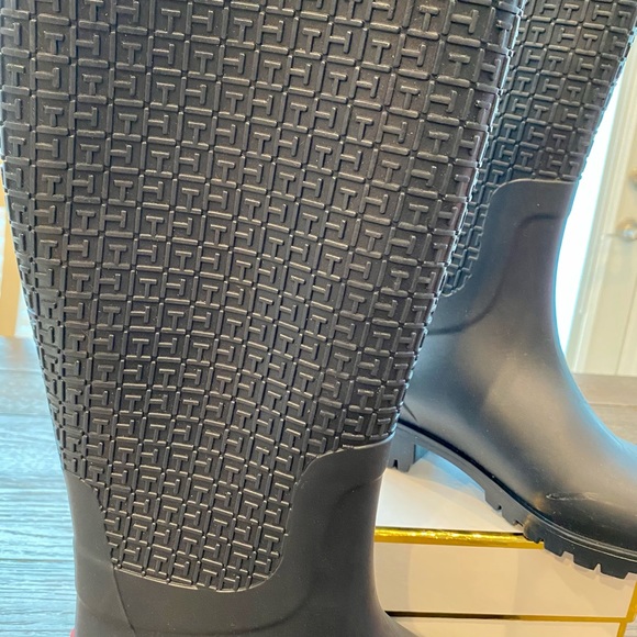 Tommy Hilfiger Navy Rain Boots size 8 - Picture 2 of 6